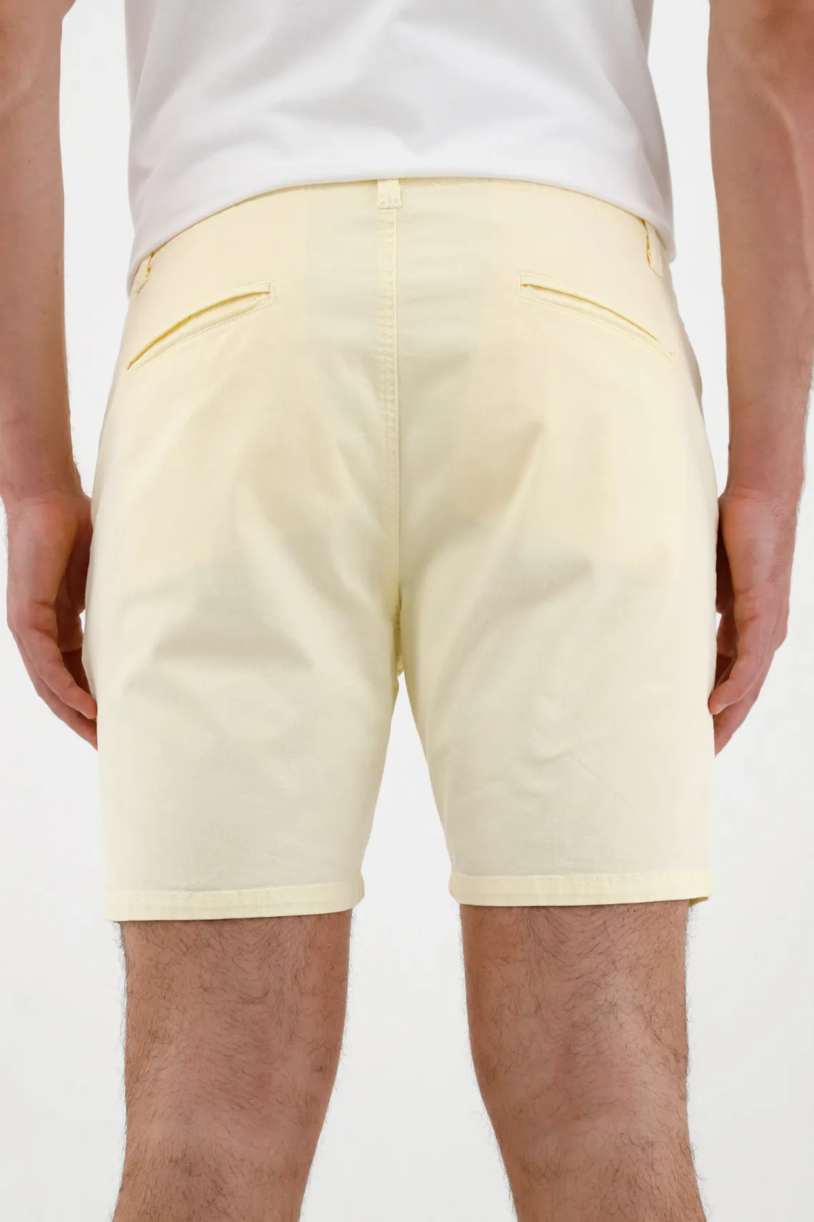 Bermuda amarilla tipo chino para hombre