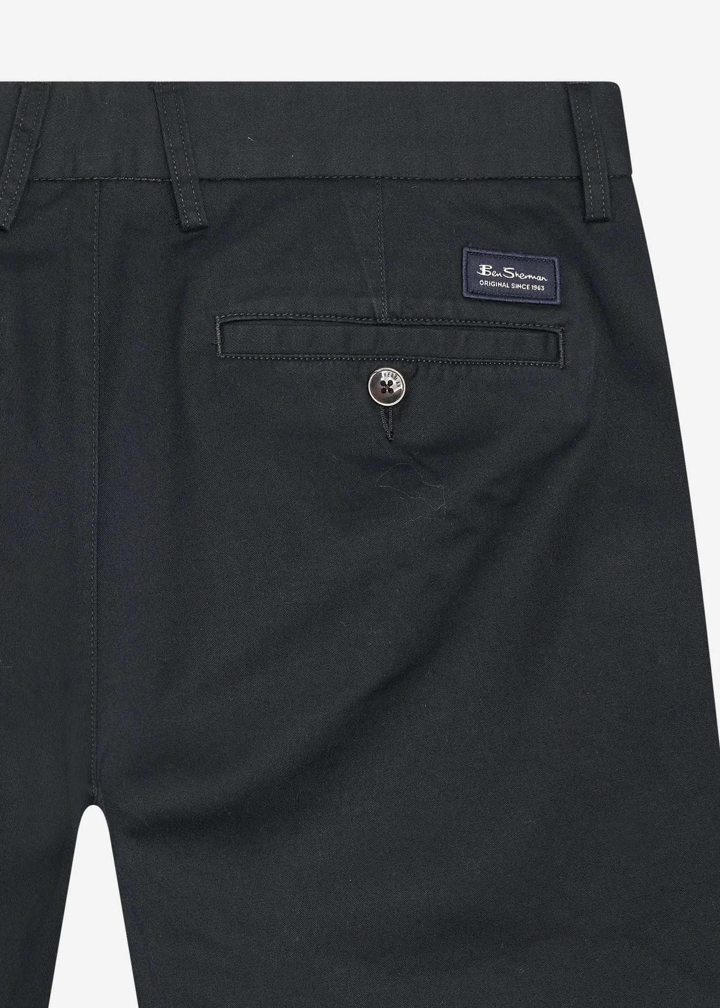 Signature chino short - black